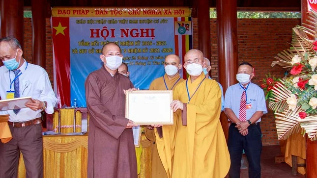 Thượng tọa Thích Quảng Hiền trao Bằng tuyên dương công đức