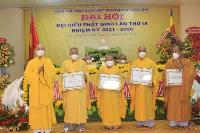 Tập thể, cá nhân nhận Bằng tuyên dương công đức