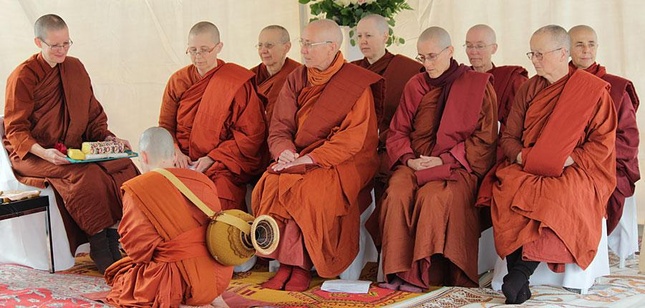 Ni đoàn theo truyền thống Nam truyền tại Aloka Vihara (Mỹ)