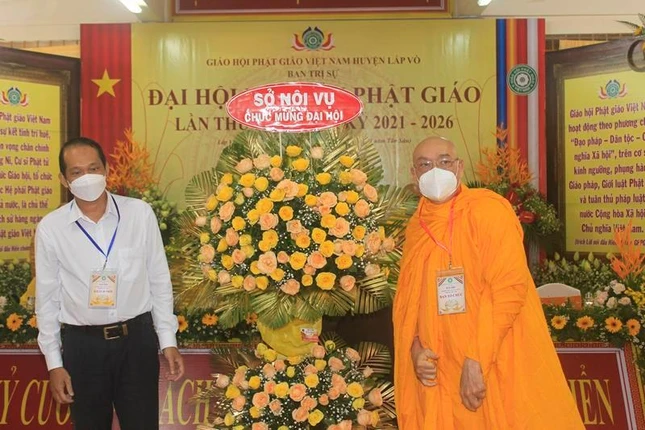 Sở Nội vụ tỉnh Đồng Tháp tặng hoa chúc mừng đại hội