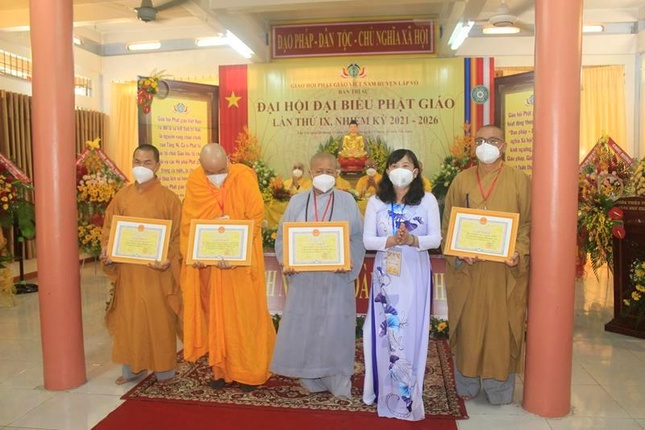 Tập thể, cá nhân đạt thành tích tốt trong nhiệm kỳ 2016-2021 nhận Giấy khen