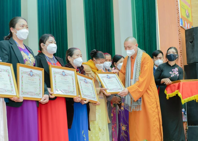 Thượng tọa Thích Tâm Đức trao Bằng tuyên dương công đức