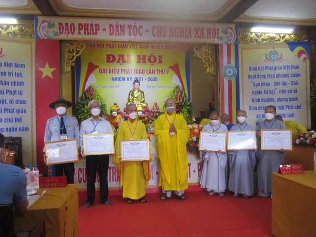 Tập thể, cá nhân nhận Bằng tuyên dương công đức