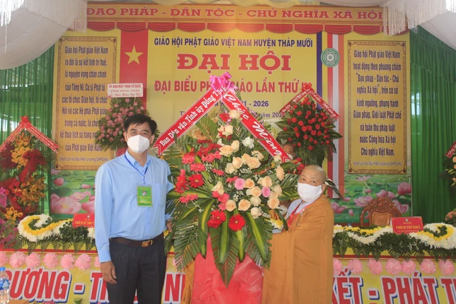 Ban Dân vận Tỉnh ủy Đồng Tháp tặng hoa chúc mừng đại hội