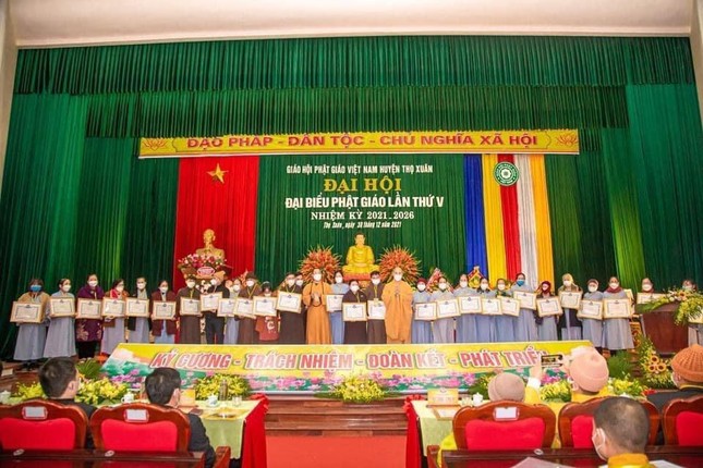 Tập thể, cá nhân xuất sắc nhận Bằng tuyên dương công đức