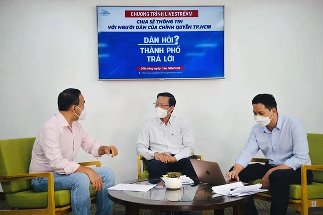 Chủ tịch UBND TP.HCM Phan Văn Mãi đối thoại trực tiếp với người dân trong chương trình "Dân hỏi - Thành phố trả lời" vào ngày 6-9-2021