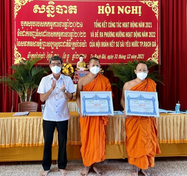 Hội Đoàn kết Sư sãi yêu nước tỉnh tặng Bằng tán dương công đức cho tập thể và cá nhân Hội Đoàn kết Sư sãi yêu nước tỉnh tặng Bằng tán dương công đức cho tập thể và cá nhân