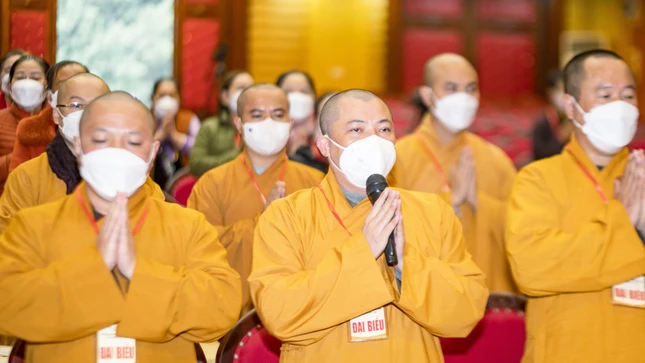 Chư Tăng, Phật tử niệm Phật cầu gia hộ trước khi vào phiên đại hội chính thức