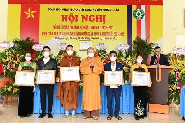 Đại đức Thích Tâm Định tặng Bằng tuyên dương công đức đến tập thể, cá nhân xuất sắc