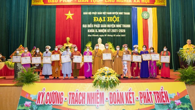 Ban Trị sự Phật giáo tỉnh Thanh Hóa tặng Bằng tuyên dương công đức cho các tập thể, cá nhân xuất sắc