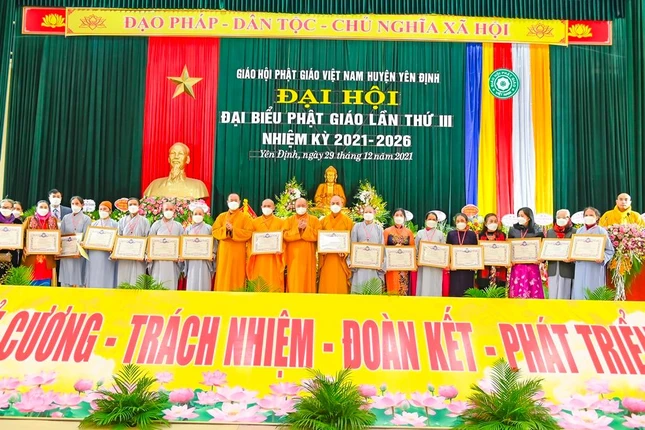 Tập thể, cá nhân nhận Bằng tuyên dương công đức