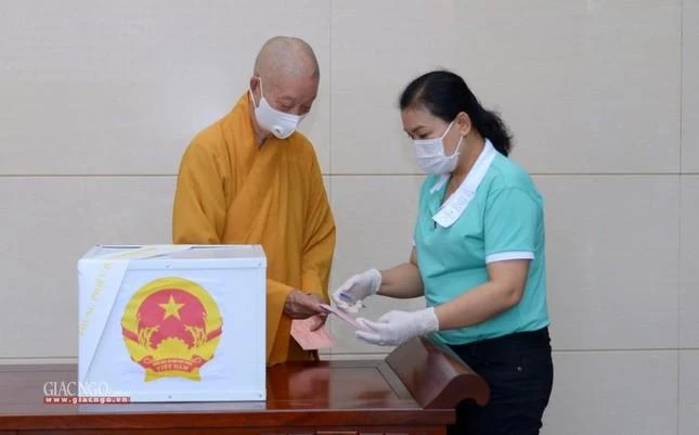 Trưởng lão Hòa thượng Thích Trí Quảng thực hiện bỏ phiếu bầu cử Quốc hội khóa XV và Hội đồng Nhân dân các cấp nhiệm kỳ 2021-2026.