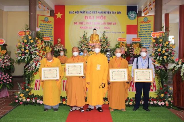 Tập thể, cá nhân nhận Bằng tuyên dương công đức