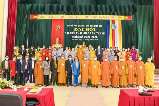 Tân Ban Trị sự Phật giáo huyện Yên Định, nhiệm kỳ 2021-2026 chụp ảnh lưu niệm với các đại biểu