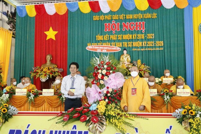 Lãnh đạo xã Suối Cát tặng hoa chúc mừng hội nghị