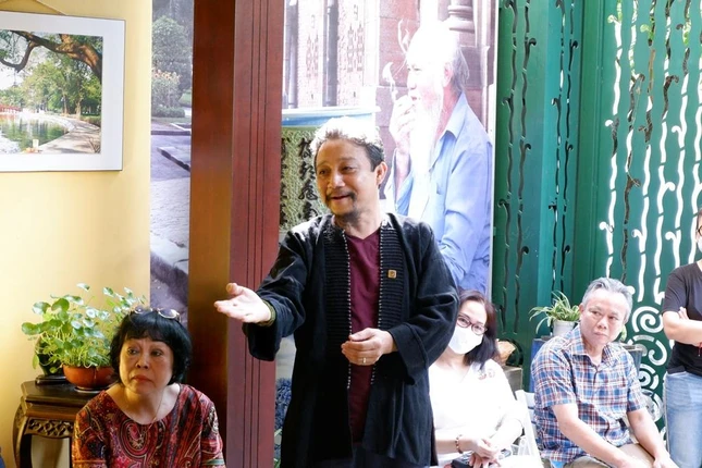 Nghệ nhân trà Nguyễn Ngọc Tuấn (đứng) chia sẻ về quá trình viết sách tại không gian ấm cúng, thiền vị của Song Hỷ trà (quận Bình Thạnh, TP.HCM) - Ảnh: T.K