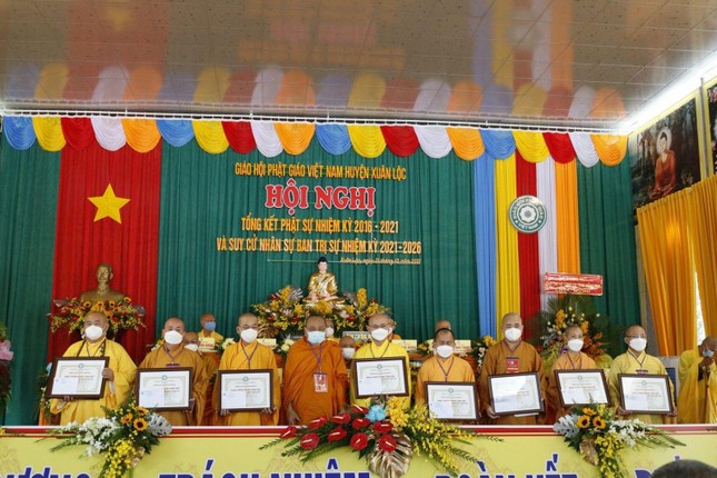 Hòa thượng Thích Bửu Chánh trao Bằng tuyên dương công đức cho tập thể, cá nhân xuất sắc