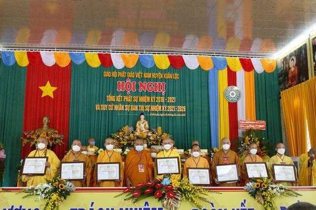 Hòa thượng Thích Bửu Chánh trao Bằng tuyên dương công đức cho tập thể, cá nhân xuất sắc