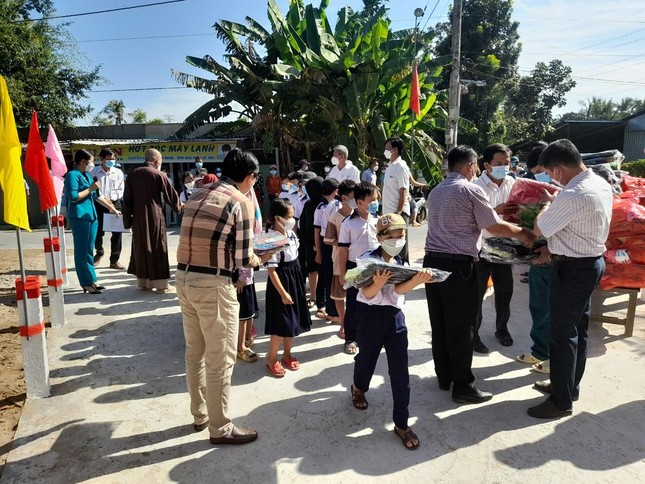 Tặng quà cho các em học sinh có hoàn cảnh khó khăn