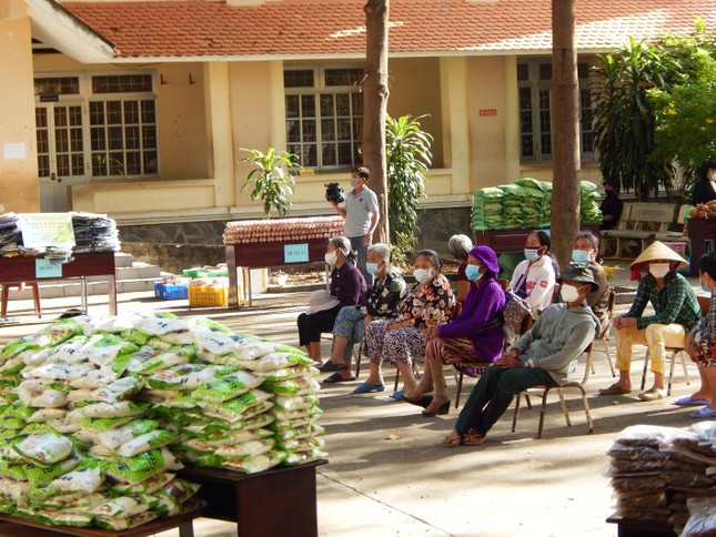 Người dân đến với phiên chợ 0 đồng Người dân đến với phiên chợ 0 đồng