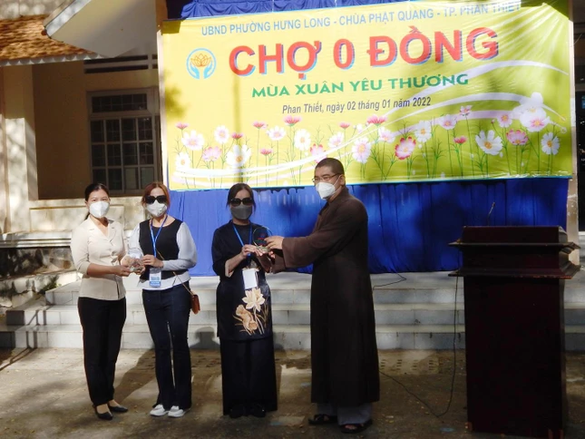 Đại đức Thích Nguyên Nguyệt trao kỷ niệm chương