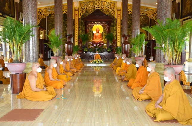 Chư Tăng tham dự khóa tu