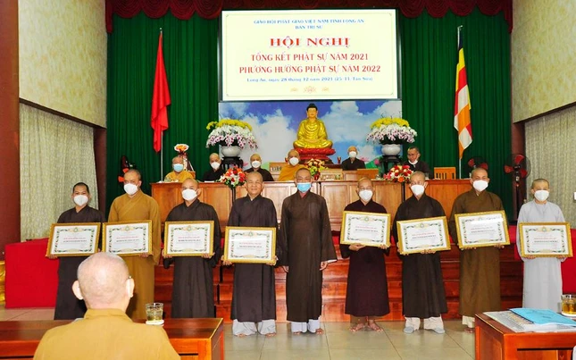 Tập thể, cá nhân nhận Bằng tuyên dương công đức