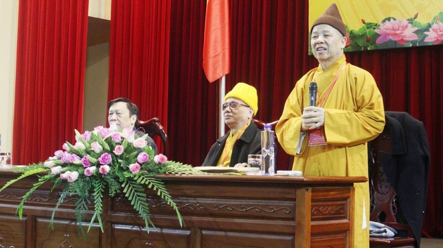 Hòa thượng Thích Thanh Quyết sách tấn các Tăng Ni sinh viên