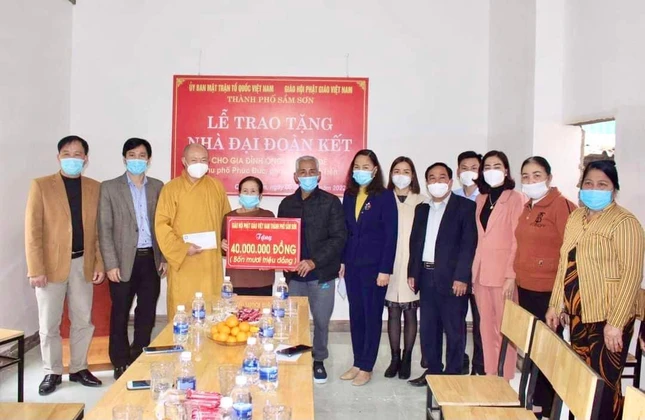 Lễ trao tặng nhà Đại đoàn kết cho gia đình ông Trần Trí Đê