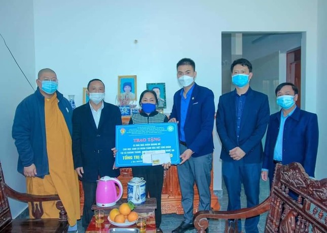 Trao kinh phí hỗ trợ xây nhà khăn quàng đỏ