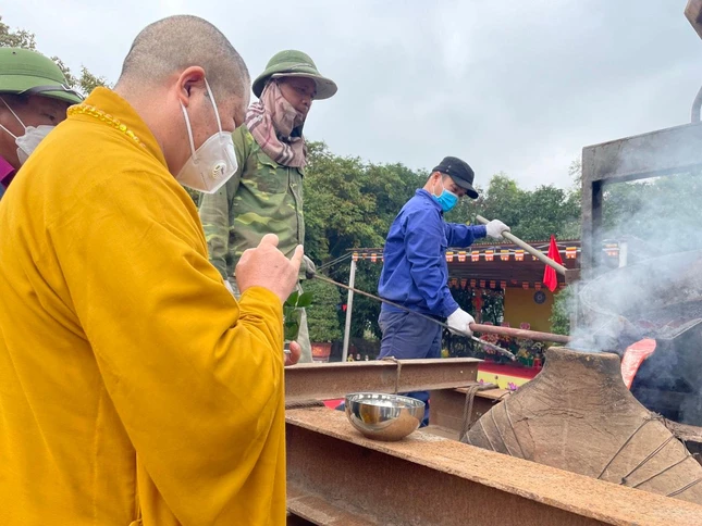 Thượng tọa Thích Thọ Lạc thực hiện nghi lễ chú nguyện trước khi rót đồng đúc chuông