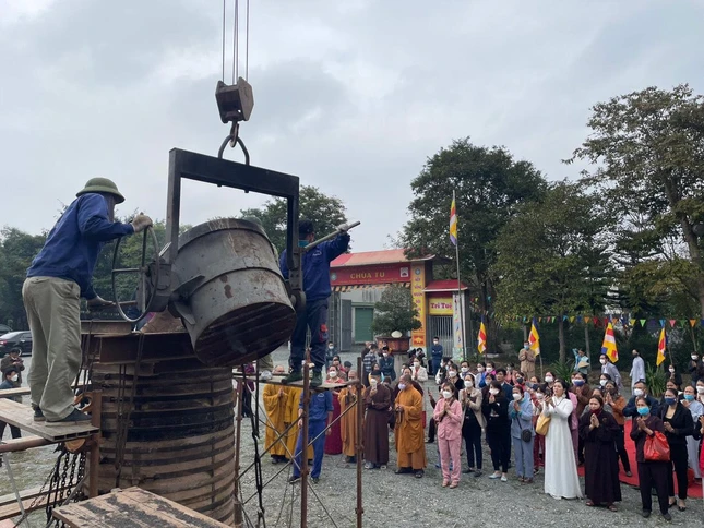 Chuông có trọng lượng 1,5 tấn do các nghệ nhân từ tỉnh Nam Định chế tác