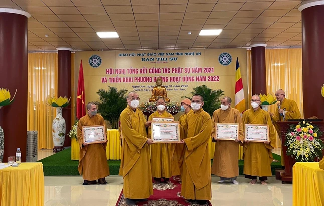 Hòa thượng Thích Thanh Nhiễu trao Bằng tuyên dương công đức tới các tập thể và cá nhân