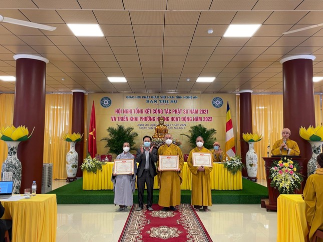 Ban Tôn giáo tỉnh trao Giấy khen của Ban Tôn giáo Chính phủ đến các cá nhân