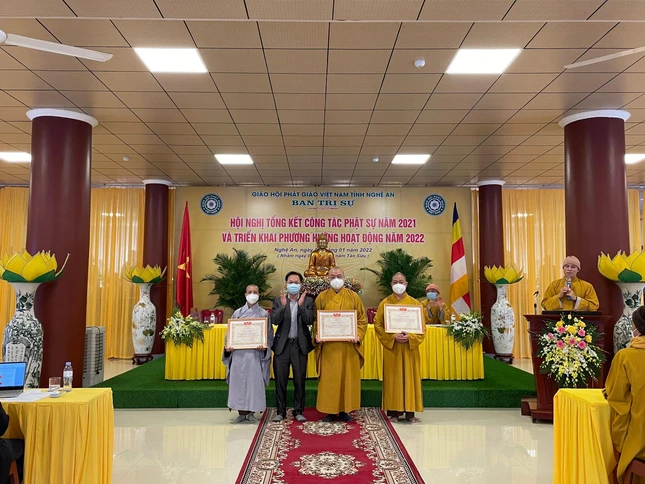 Ban Tôn giáo tỉnh trao Giấy khen của Ban Tôn giáo Chính phủ đến các cá nhân