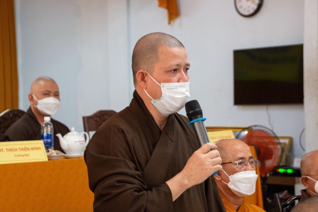 Thượng tọa Thích Huệ Nghiêm báo cáo tại phiên họp