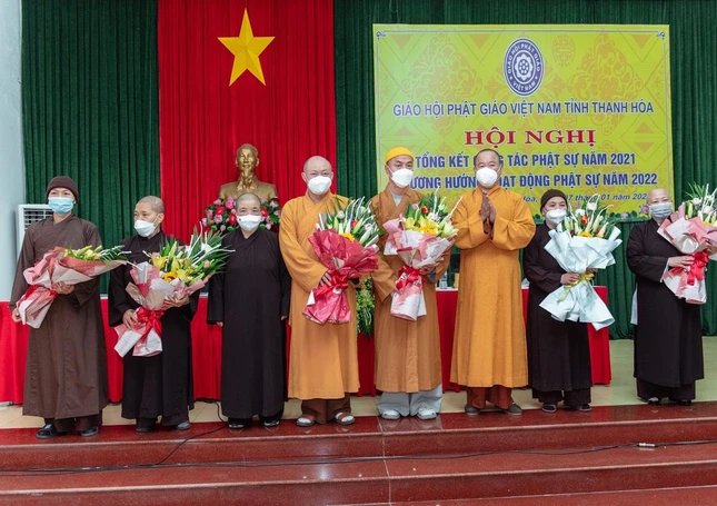 Ban Trị sự Phật giáo tỉnh Thanh Hóa tặng hoa chúc mừng chư Tăng Ni vừa được tấn phong Giáo phẩm