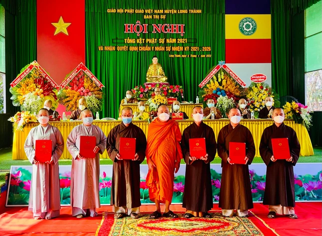Hòa thượng Thích Bửu Chánh trao quyết định chuẩn y nhân sự đến các thành viên Ban Trị sự Phật giáo huyện Long Thành nhiệm kỳ 2021-2026