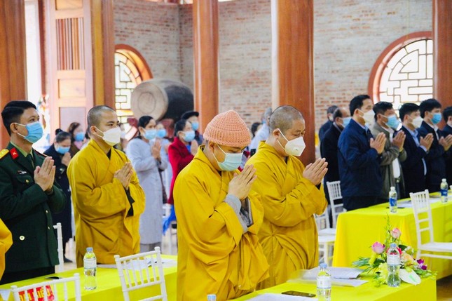 Niệm Phật cầu gia hộ trước khi tiến hành hội nghị