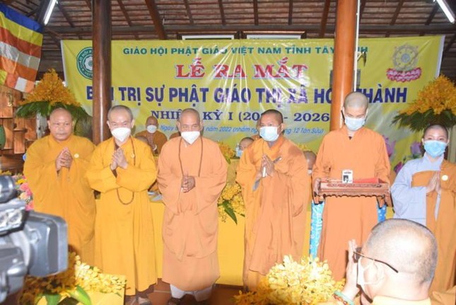 Hòa thượng Thích Niệm Thới trao quyết định và mộc dấu cho Ban Trị sự GHPGVN thị xã Hòa Thành