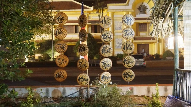 Các câu kệ được Tăng Ni sinh viên thể hiện qua nghệ thuật thư pháp