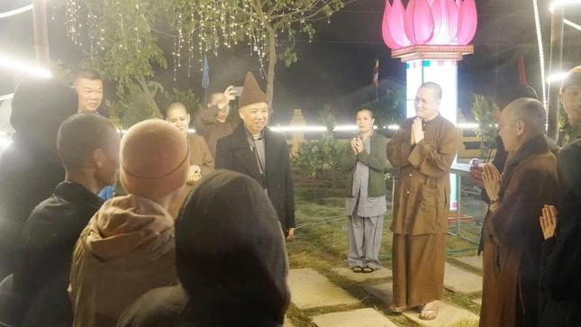 Hòa thượng Viện trưởng đi thăm và động viên các trại