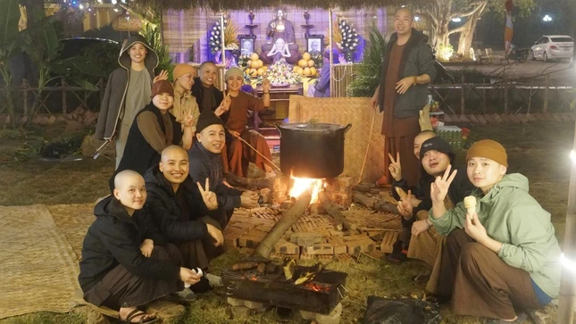 Cùng nhau quây quần bên nồi bánh chưng đang được đun - hương vị đặc trưng ngày Tết miền Bắc