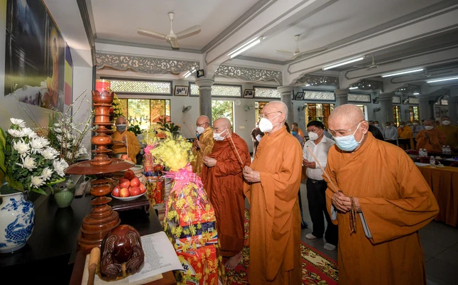 Chư tôn đức dâng hương tưởng niệm Đức Phật thành đạo Chư tôn đức dâng hương tưởng niệm Đức Phật thành đạo