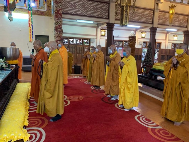 Chư tôn đức niêm hương bạch Phật