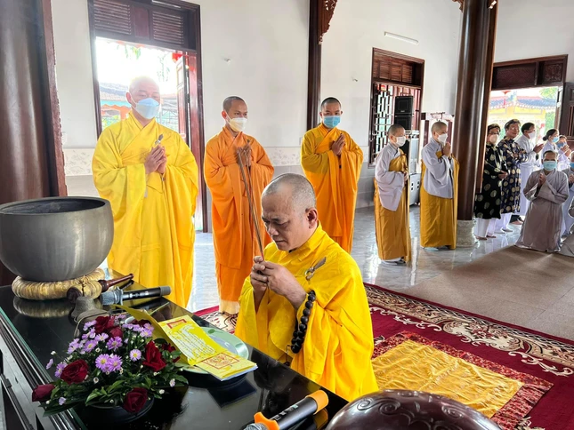 Đại đức Thích Từ Hằng niêm hương bạch Phật