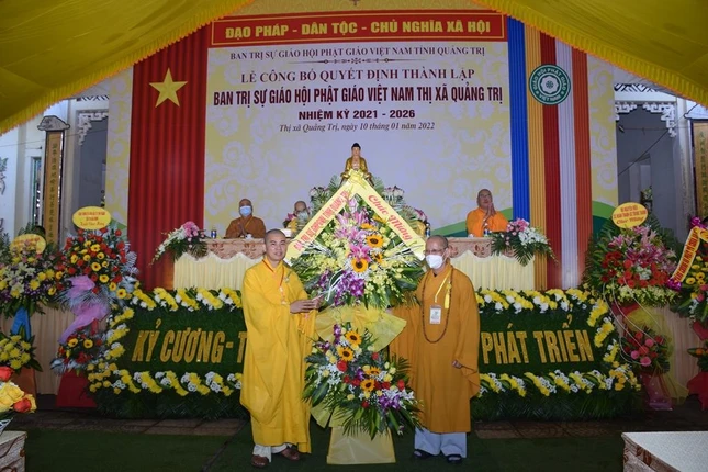 Ban Trị sự Phật giáo tỉnh Quảng Trị tặng hoa chúc mừng