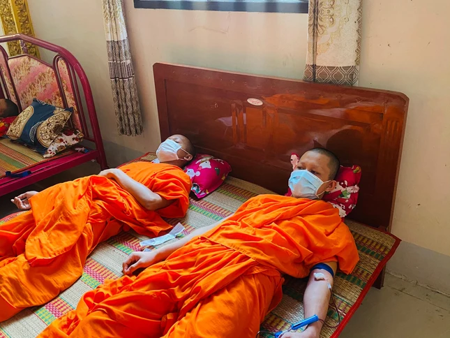 Chư Tăng chùa Sóc Xoài tham gia hiến máu Chư Tăng chùa Sóc Xoài tham gia hiến máu