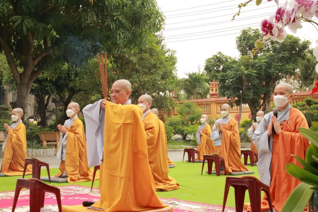 Ni sư Thích nữ Hương Nhũ niêm hương bạch Phật