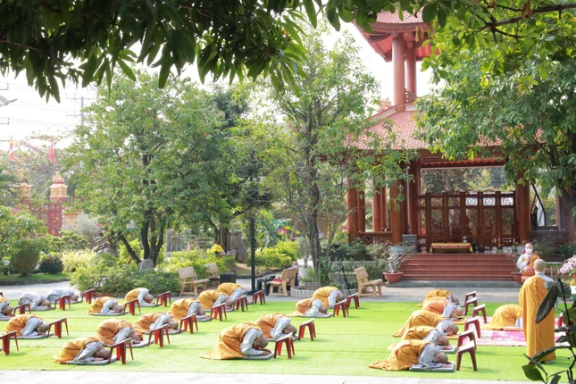 Cung kính đảnh lễ Đức Thế Tôn